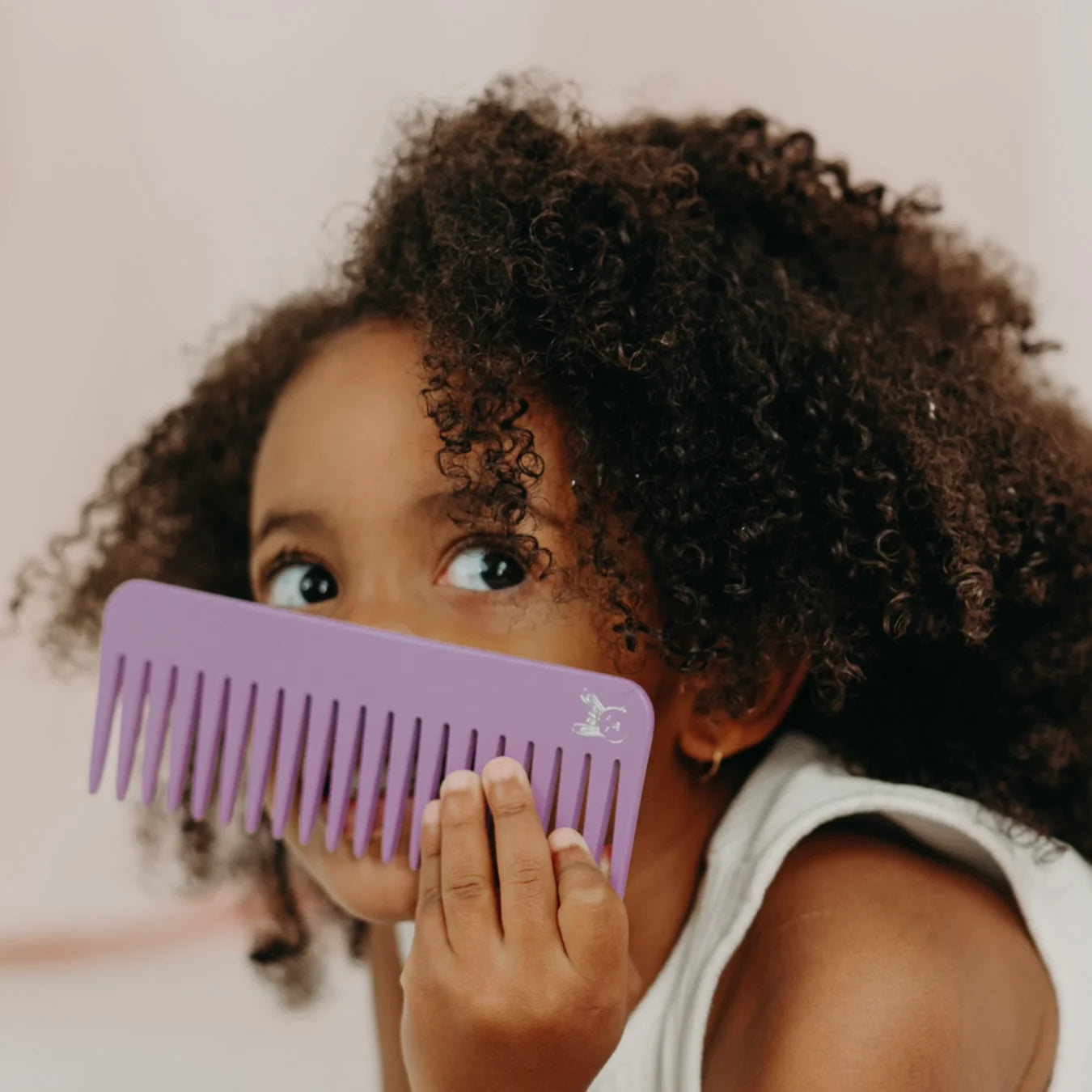 Démêler les cheveux texturés de votre frimousse : un moment de détente et de complicité