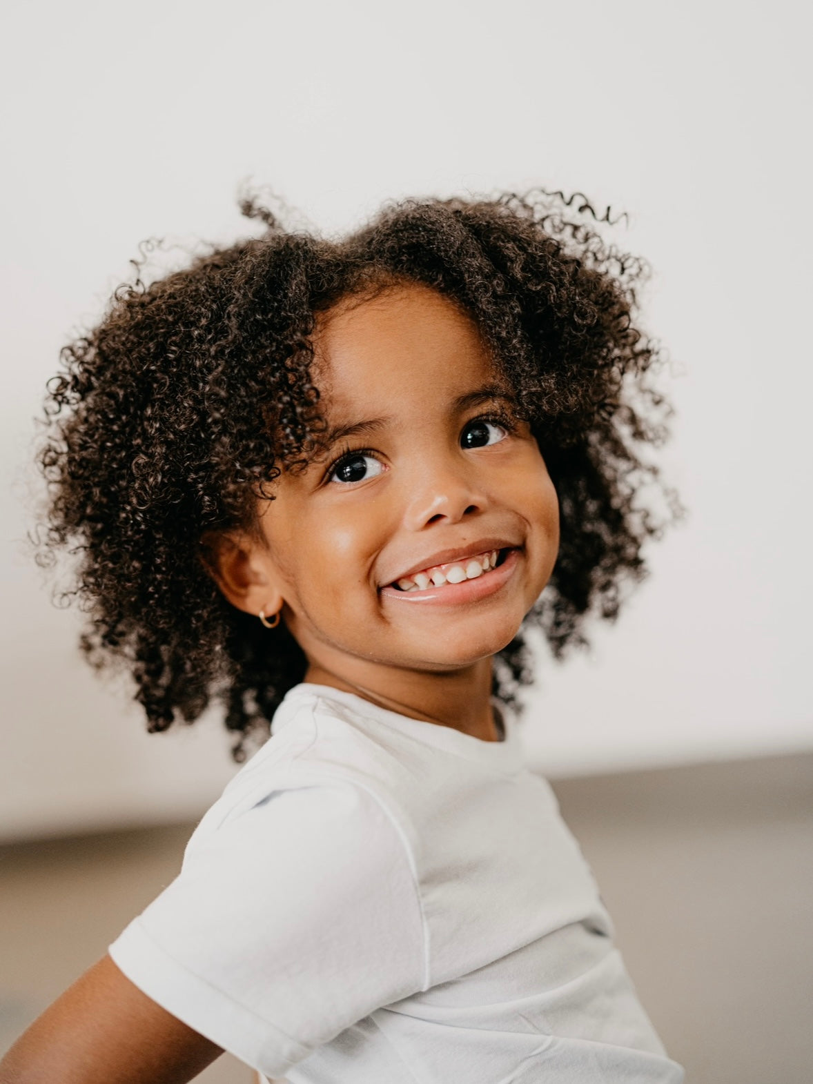 Prendre Soin des Boucles de Votre Frimousse en Hiver : Un Guide Complet Little Frimousse